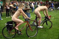 美女壮汉裸身骑行惊呆